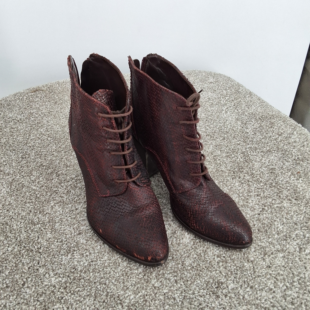 WHITE MOUNTAIN SZ 39 DISTRESSED Women's Brown Lace-Up Ankle Boots